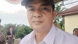 Abet Nego, Petinggi Kampung Bentas, Kecamatan Siluq Ngurai, Kabupaten Kutai Barat (Kubar), saat berada di lokasi kebun sawit yang disengketakan dengan pihak perusahaan Perkebunan Kelapa Sawit PT ARI, Senin (16/2/2026). Ia menegaskan tuntutan realisasi plasma dan meminta DPRD dan Pemda turun tangan menyelesaikan persoalan tersebut. Penulis: Johansyah