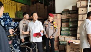 Kasat Reskrim Polres Kutai Barat AKP Khairul Umam (tengah) memimpin penjajakan operasi pasar jelang Ramadan 1447 Hijriah di salah satu toko sembako dan Pasar di Barong Tongkok. Rabu (4/2/2026). Penulis: Johansyah