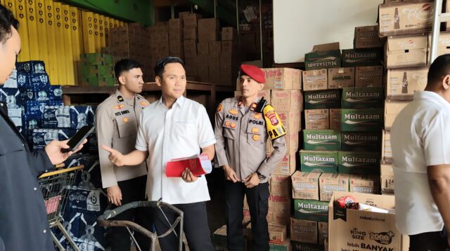 Kasat Reskrim Polres Kutai Barat AKP Khairul Umam (tengah) memimpin penjajakan operasi pasar jelang Ramadan 1447 Hijriah di salah satu toko sembako dan Pasar di Barong Tongkok. Rabu (4/2/2026). Penulis: Johansyah