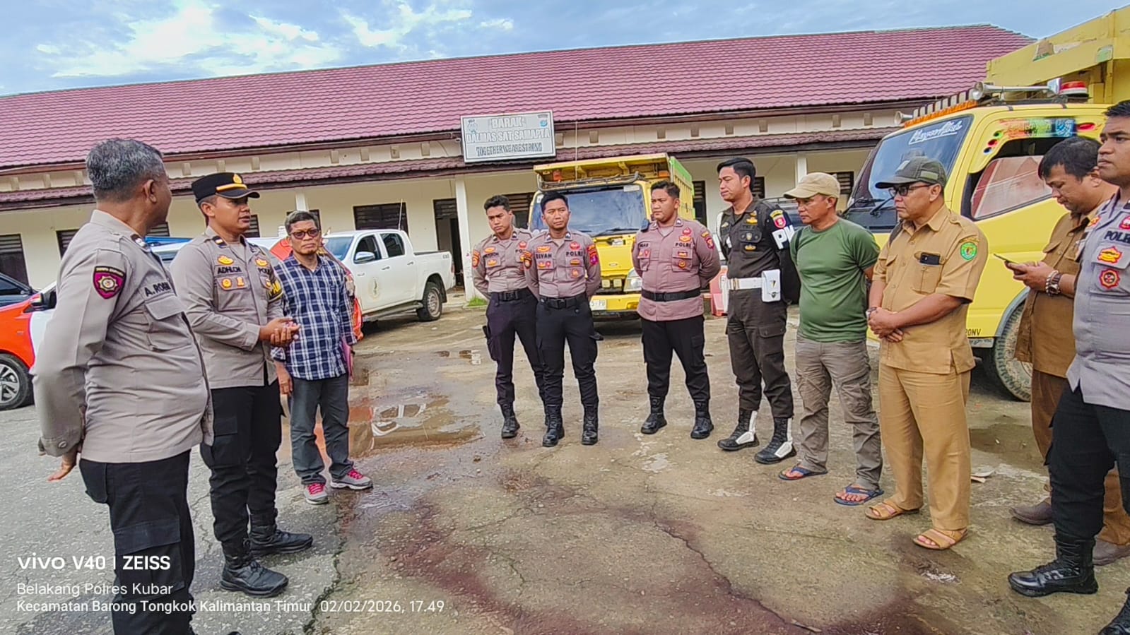 Dua unit truk bermuatan kayu ulin dari Polres Kutai Barat diserahkan ke KPHP Damai di Melak. Satu truk lainnya justru hilang di siang bolong saat proses hukum berjalan, memicu sorotan publik atas pengamanan barang bukti. Senin (2/2/2026). Penulis : Johansyah
