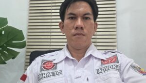 Kuasa hukum petani plasma, Yahya Tonang Tongqing, saat memberikan keterangan kepada awak media terkait laporan dugaan obstruction of justice di Kutai Barat. Sabtu (21/2/2026). Penulis: Johansyah