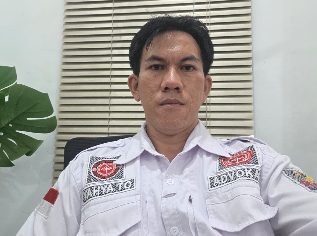 Kuasa hukum petani plasma, Yahya Tonang Tongqing, saat memberikan keterangan kepada awak media terkait laporan dugaan obstruction of justice di Kutai Barat. Sabtu (21/2/2026). Penulis: Johansyah