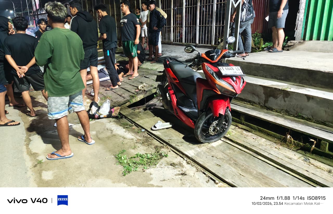 Korban kecelakaan lalu lintas di depan Toko Prima Jaya Sport, Jalan Dr. Soetomo, Melak Ulu, Selasa malam.