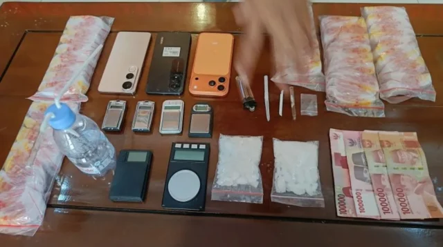 Sejumlah barang bukti yang disita usai penggerebekan dan penangkapan bandar narkoba diperlihatkan saat rilis pengungkapan kasus peredaran narkotika di Polres Toraja Utara, Toraja Utara, Sulawesi Selatan. (Dokumentasi Polres Toraja Utara)