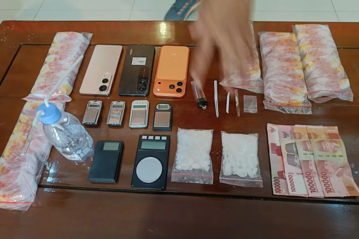 Sejumlah barang bukti yang disita usai penggerebekan dan penangkapan bandar narkoba diperlihatkan saat rilis pengungkapan kasus peredaran narkotika di Polres Toraja Utara, Toraja Utara, Sulawesi Selatan. (Dokumentasi Polres Toraja Utara)
