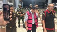 Tersangka BT digiring petugas Kejaksaan Tinggi Kalimantan Timur usai ditetapkan dan ditahan dalam kasus dugaan korupsi sektor pertambangan di Samarinda. Foto: Dok. Kejati Kaltim.