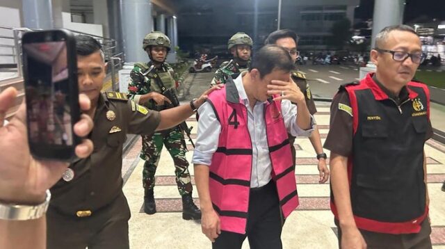 Tersangka BT digiring petugas Kejaksaan Tinggi Kalimantan Timur usai ditetapkan dan ditahan dalam kasus dugaan korupsi sektor pertambangan di Samarinda. Foto: Dok. Kejati Kaltim.