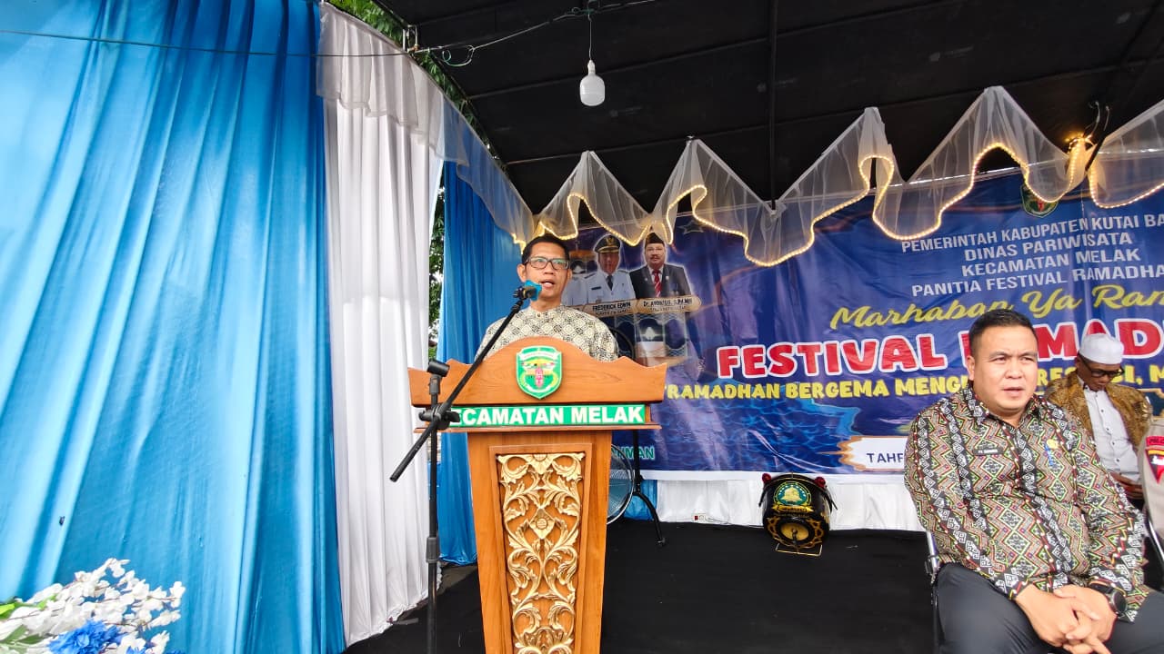 Asisten I Setkab Kutai Barat, Novandel membacakan sambutan tertulis Bupati Kutai Barat, Frederick Edwin, pada acara penutupan Festival Ramadan 1447 H di Kecamatan Melak, Kamis (5/3/2026). Penulis: Johansyah.