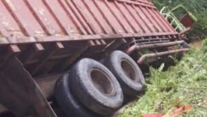 Truk roda 10 bermuatan kayu bundar milik PT Farhan Fadillah (FFL) terguling di kawasan Kelian, Kecamatan Tering, Kutai Barat, saat dalam perjalanan menuju Surabaya. Peristiwa ini memicu desakan kepada aparat penegak hukum untuk mengusut tuntas kejadian serta memeriksa kelengkapan dan legalitas dokumen pengangkutan kayu tersebut. Penulis: Johansyah