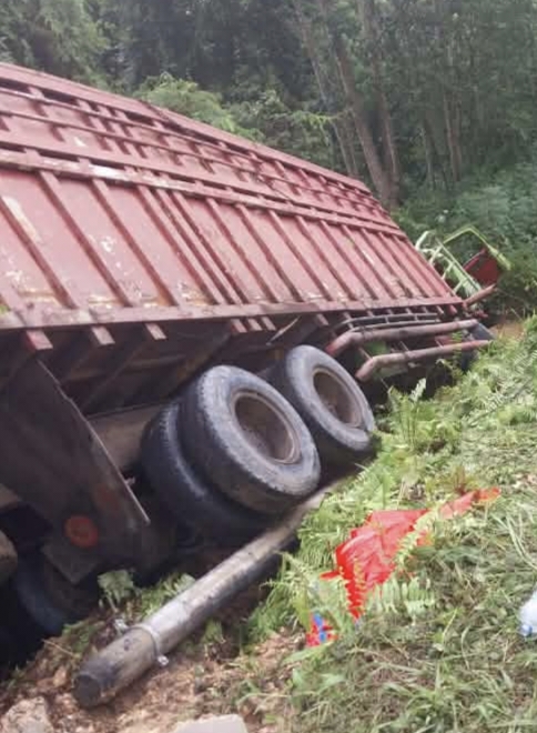 Truk roda 10 bermuatan kayu bundar milik PT Farhan Fadillah (FFL) terguling di kawasan Kelian, Kecamatan Tering, Kutai Barat, saat dalam perjalanan menuju Surabaya. Peristiwa ini memicu desakan kepada aparat penegak hukum untuk mengusut tuntas kejadian serta memeriksa kelengkapan dan legalitas dokumen pengangkutan kayu tersebut. Penulis: Johansyah