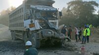Dump truck yang terlibat kecelakaan fatal di jalur hauling Km 35 wilayah Kutai Barat, Sabtu (28/03/2026), mengalami kerusakan parah pada bagian depan setelah menabrak kendaraan di depannya. Insiden ini menewaskan dua operator dan diduga berkaitan dengan buruknya visibilitas akibat debu tebal. Penulis: Johansyah