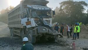 Dump truck yang terlibat kecelakaan fatal di jalur hauling Km 35 wilayah Kutai Barat, Sabtu (28/03/2026), mengalami kerusakan parah pada bagian depan setelah menabrak kendaraan di depannya. Insiden ini menewaskan dua operator dan diduga berkaitan dengan buruknya visibilitas akibat debu tebal. Penulis: Johansyah
