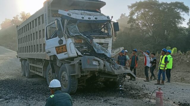 Dump truck yang terlibat kecelakaan fatal di jalur hauling Km 35 wilayah Kutai Barat, Sabtu (28/03/2026), mengalami kerusakan parah pada bagian depan setelah menabrak kendaraan di depannya. Insiden ini menewaskan dua operator dan diduga berkaitan dengan buruknya visibilitas akibat debu tebal. Penulis: Johansyah
