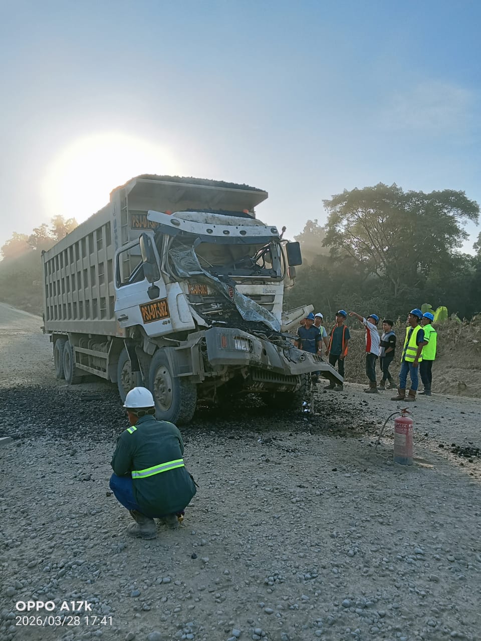 Dump truck yang terlibat kecelakaan fatal di jalur hauling Km 35 wilayah Kutai Barat, Sabtu (28/03/2026), mengalami kerusakan parah pada bagian depan setelah menabrak kendaraan di depannya. Insiden ini menewaskan dua operator dan diduga berkaitan dengan buruknya visibilitas akibat debu tebal. Penulis: Johansyah