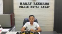 Kasat Reskrim Polres Kutai Barat, AKP Khairul Umam, saat memberikan keterangan pers di ruang kerjanya, Rabu (4/3/2026), terkait pengungkapan kasus pembunuhan di Kecamatan Bongan. Dalam kasus tersebut, jajaran Polsek Bongan berhasil menangkap terduga pelaku dan menemukan jenazah korban di kawasan Gunung Pidi, Kampung Muara Siram, Kabupaten Kutai Barat. Penulis: Johansyah