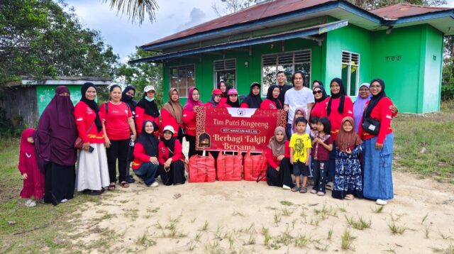 Pengurus Putri Ringeeng Kabupaten Kutai Barat saat membagikan takjil kepada santri dan santriwati di Pondok Pesantren Darus Sunnah, Kelurahan Melak Ulu, Kecamatan Melak, Jumat (6/3/2026). Penulis: Johansyah.