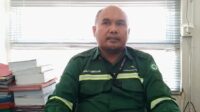 Kepala Teknik Tambang (KTT) PT Manoor Bulatn Lestari, Wesly Siregar, S.T., M.T., saat memberikan klarifikasi kepada ReportaseExpose terkait insiden fatal di jalur hauling, Minggu (29/3/2026). Penulis: Johansyah