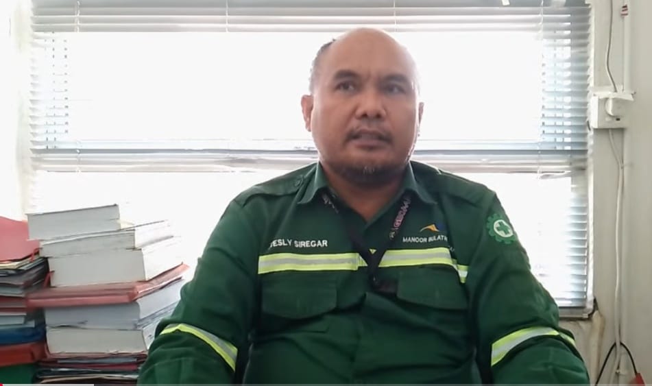 Kepala Teknik Tambang (KTT) PT Manoor Bulatn Lestari, Wesly Siregar, S.T., M.T., saat memberikan klarifikasi kepada ReportaseExpose terkait insiden fatal di jalur hauling, Minggu (29/3/2026). Penulis: Johansyah