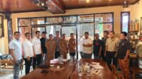 Rapat koordinasi antara Aliansi Masyarakat Peduli Lingkungan Kecamatan Bentian Besar dengan pihak PT KAS Group di Barong Tongkok, Senin (9/3/2026), menghasilkan kesepakatan pengaturan operasional truk ODOL serta komitmen perusahaan untuk melakukan perbaikan jalan selama enam bulan. Penulis: Johansyah
