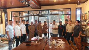 Rapat koordinasi antara Aliansi Masyarakat Peduli Lingkungan Kecamatan Bentian Besar dengan pihak PT KAS Group di Barong Tongkok, Senin (9/3/2026), menghasilkan kesepakatan pengaturan operasional truk ODOL serta komitmen perusahaan untuk melakukan perbaikan jalan selama enam bulan. Penulis: Johansyah