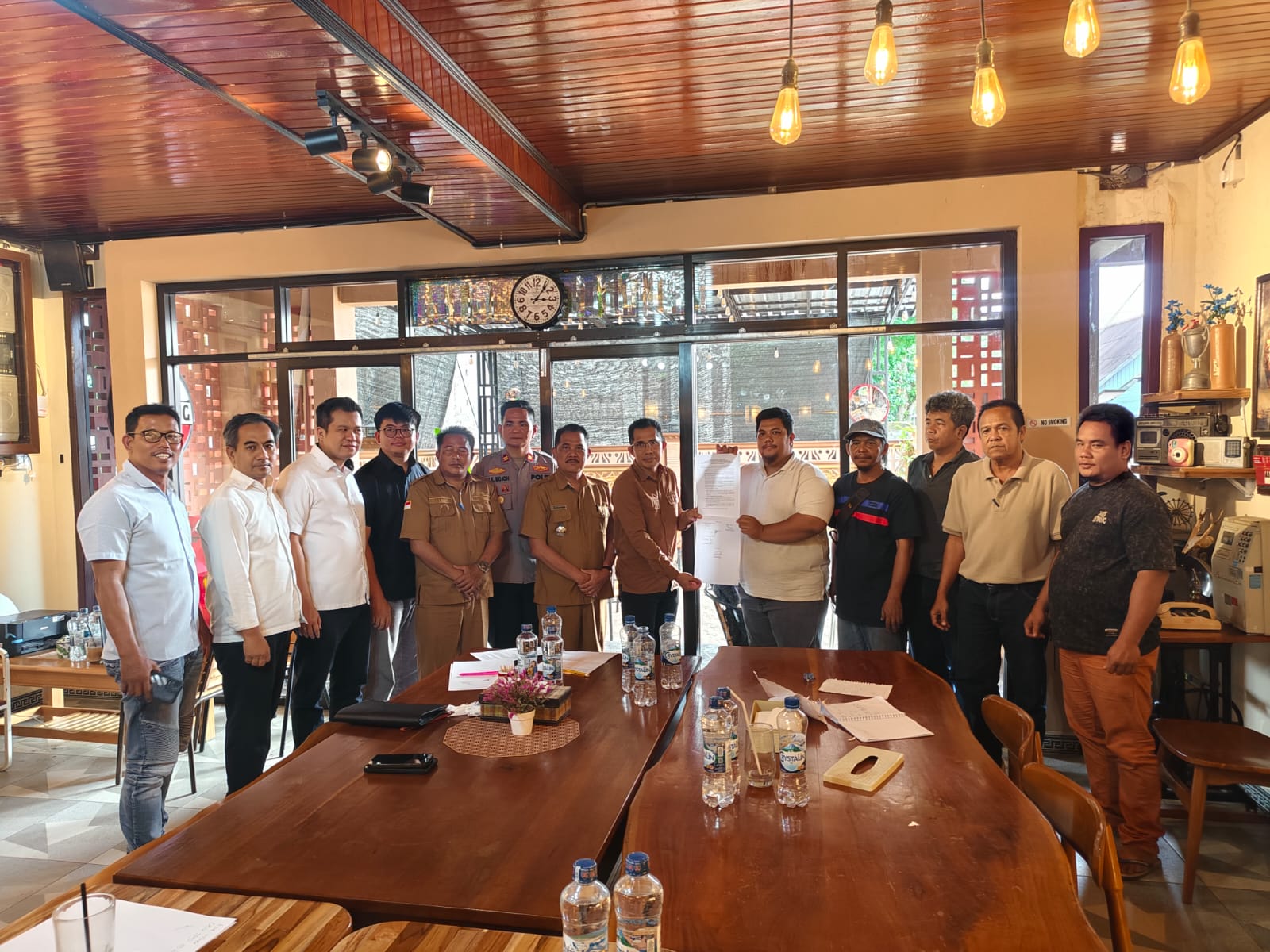 Rapat koordinasi antara Aliansi Masyarakat Peduli Lingkungan Kecamatan Bentian Besar dengan pihak PT KAS Group di Barong Tongkok, Senin (9/3/2026), menghasilkan kesepakatan pengaturan operasional truk ODOL serta komitmen perusahaan untuk melakukan perbaikan jalan selama enam bulan. Penulis: Johansyah