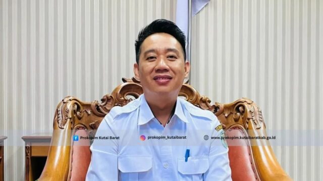Kepala Bagian Umum Sekretariat Kabupaten Kutai Barat, Sulhendi, memberikan keterangan terkait kebijakan pembatalan pengadaan mobil operasional sebagai bagian dari upaya efisiensi anggaran daerah. Kamis (26/3/2026. Penulis: Johansyah.