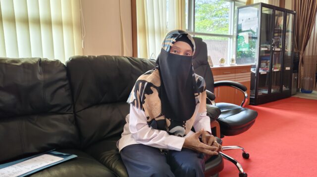 Plt Kepala Dinas Perhubungan Kabupaten Kutai Barat, Rita, saat memberikan keterangan terkait aktivitas bongkar muat di kawasan Jembatan ATJ Melak. Foto Istimewa. Penulis: Johansyah.