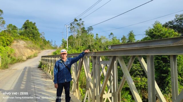 Kondisi Jembatan Sungai Kelian Dalam di Kecamatan Tering, Kabupaten Kutai Barat, dilaporkan mengalami goyangan setelah sejumlah komponen penting dicuri, Kamis (2/4/2026). Foto: Johansyah