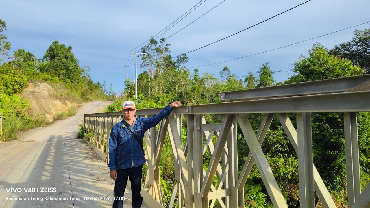 Kondisi Jembatan Sungai Kelian Dalam di Kecamatan Tering, Kabupaten Kutai Barat, dilaporkan mengalami goyangan setelah sejumlah komponen penting dicuri, Kamis (2/4/2026). Foto: Johansyah
