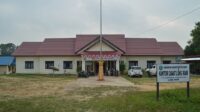 Kantor Camat Long Iram, Kabupaten Kutai Barat, Kalimantan Timur, yang menjadi wilayah administratif terkait aktivitas penambangan emas yang diduga ilegal. Rabu (1/4/2026) Penulis: Johansyah
