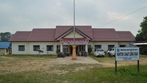 Kantor Camat Long Iram, Kabupaten Kutai Barat, Kalimantan Timur, yang menjadi wilayah administratif terkait aktivitas penambangan emas yang diduga ilegal. Rabu (1/4/2026) Penulis: Johansyah