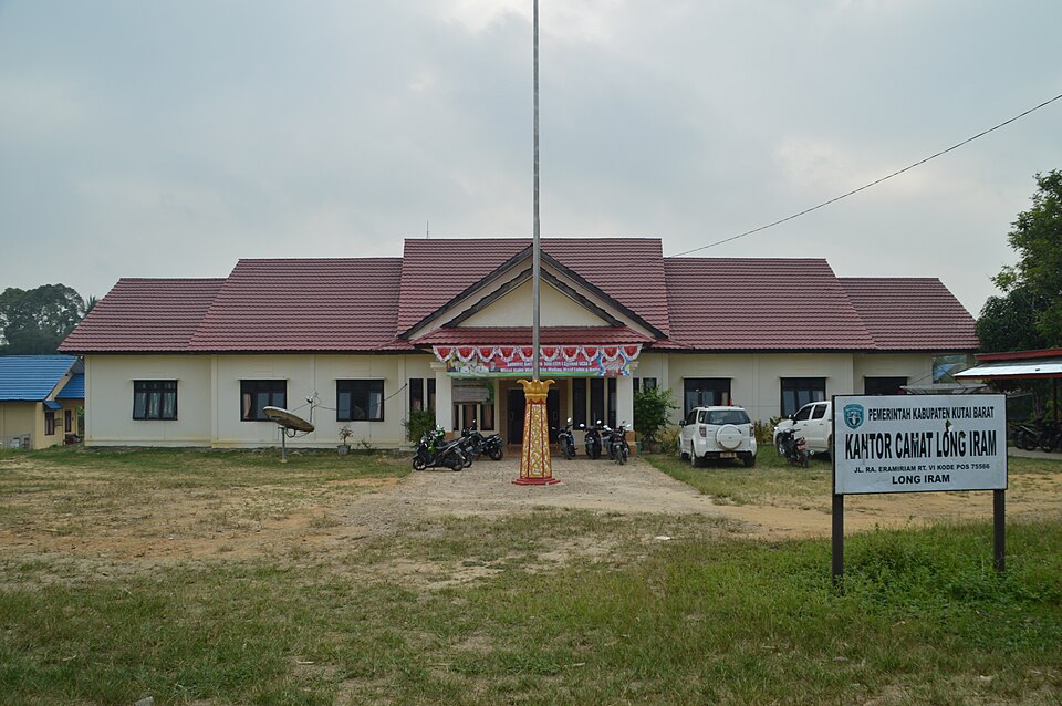 Kantor Camat Long Iram, Kabupaten Kutai Barat, Kalimantan Timur, yang menjadi wilayah administratif terkait aktivitas penambangan emas yang diduga ilegal. Rabu (1/4/2026) Penulis: Johansyah