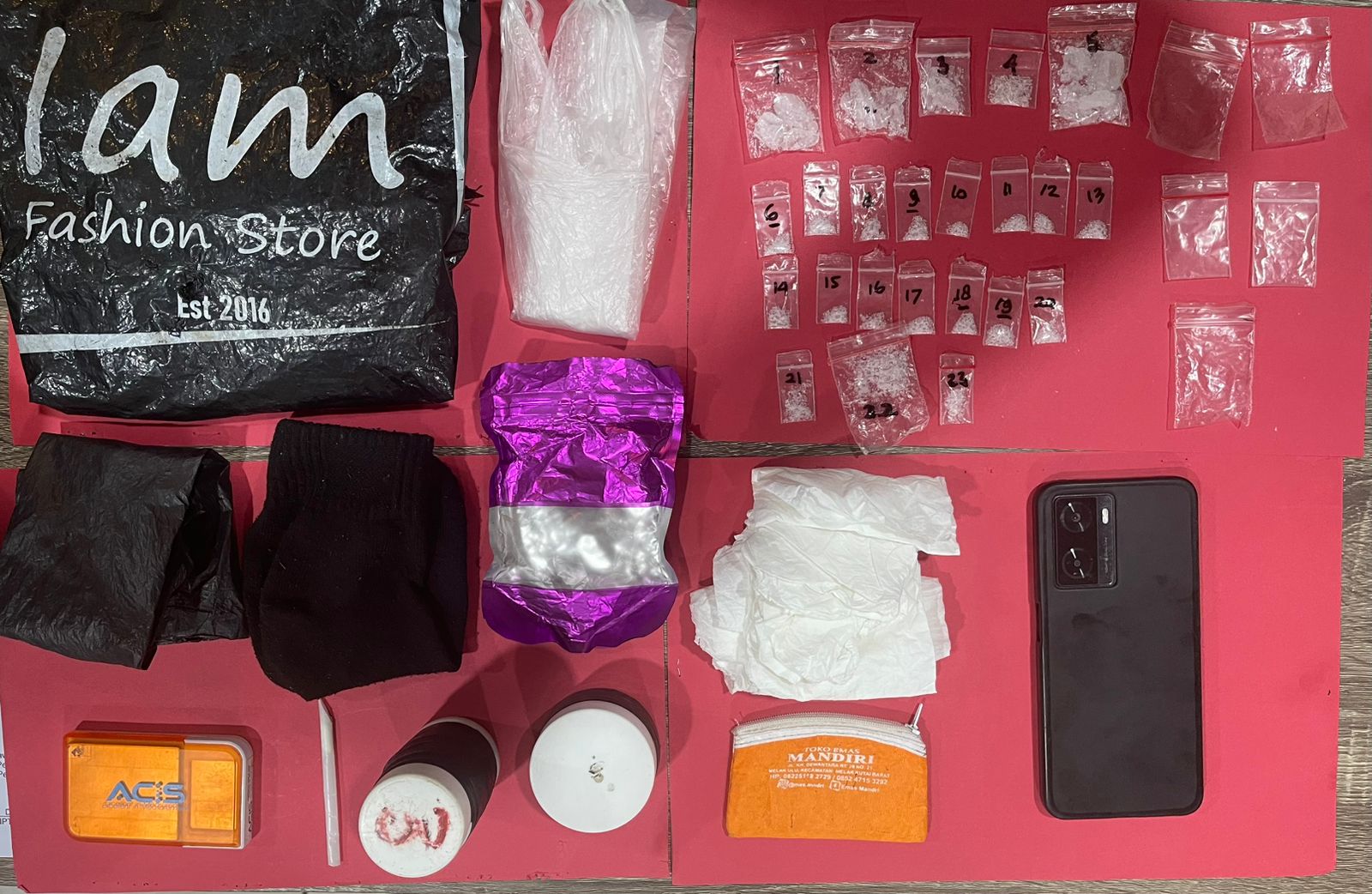 Sejumlah barang bukti hasil pengungkapan kasus peredaran narkotika oleh Satresnarkoba Polres Kutai Barat, berupa 23 poket sabu, timbangan digital, plastik klip, bong (alat hisap), dan handphone yang diduga digunakan untuk transaksi, diamankan dari tangan tersangka di wilayah Melak. Jumat (3/4/2026) Penulis: Johansyah