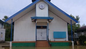 Sebuah gereja di Kecamatan Bentian Besar, Kabupaten Kutai Barat, tampak hampir tenggelam setelah diterjang banjir dengan ketinggian air mencapai sekitar satu meter, Selasa (7/4/2026). Penulis: Johansyah