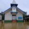 Sebuah gereja di Kecamatan Bentian Besar, Kabupaten Kutai Barat, tampak hampir tenggelam setelah diterjang banjir dengan ketinggian air mencapai sekitar satu meter, Selasa (7/4/2026). Penulis: Johansyah
