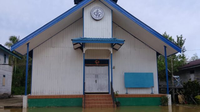 Sebuah gereja di Kecamatan Bentian Besar, Kabupaten Kutai Barat, tampak hampir tenggelam setelah diterjang banjir dengan ketinggian air mencapai sekitar satu meter, Selasa (7/4/2026). Penulis: Johansyah