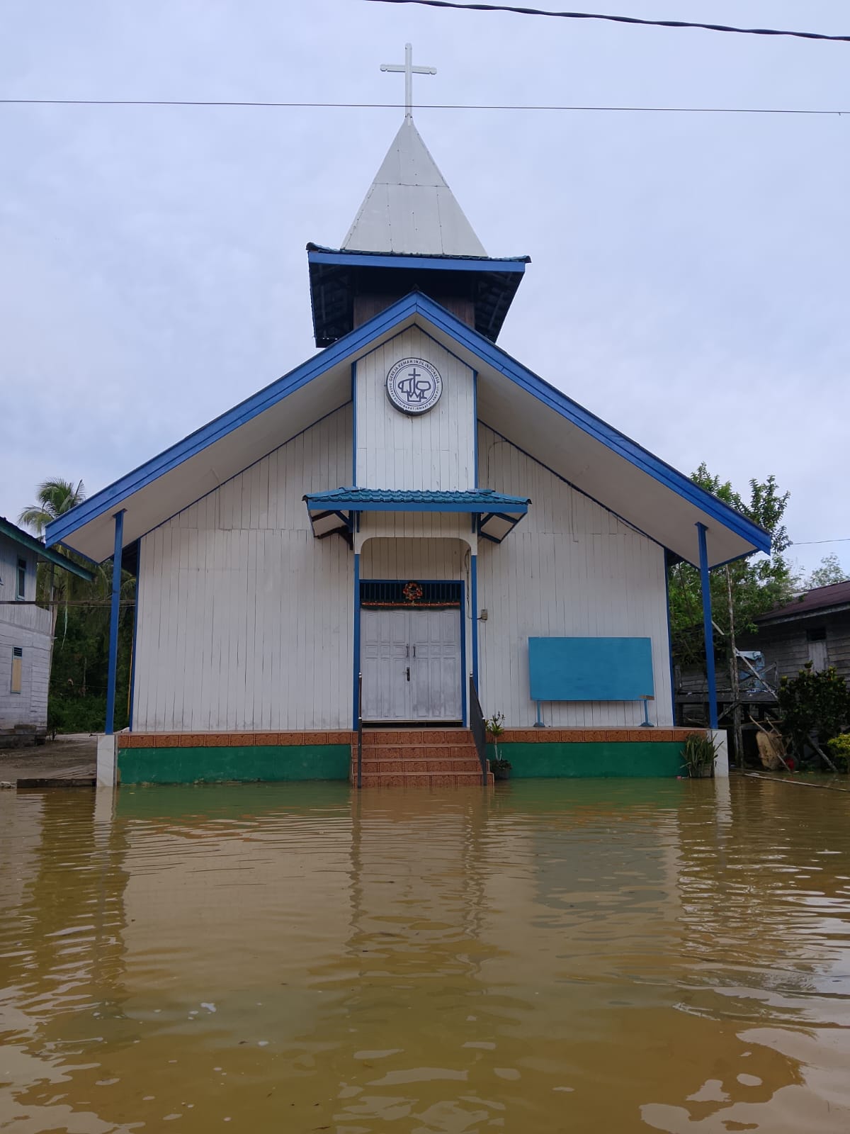 Sebuah gereja di Kecamatan Bentian Besar, Kabupaten Kutai Barat, tampak hampir tenggelam setelah diterjang banjir dengan ketinggian air mencapai sekitar satu meter, Selasa (7/4/2026). Penulis: Johansyah