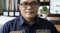 Humas PT KAS, Kurniadi, saat memberikan keterangan terkait insiden penusukan di area perkebunan.