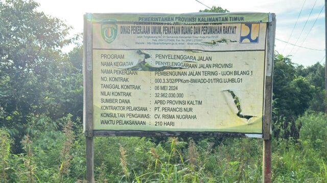 Papan proyek Pembangunan Jalan Tering–Ujoh Bilang 1 Kubar-Mahulu dengan nilai anggaran Rp32,9 miliar. Proyek ini kini disorot setelah bahu jalan semenisasi dilaporkan amblas meski belum genap setahun rampung Foto Istimewa. Penulis: Johansyah Sabtu (18/4/2026).