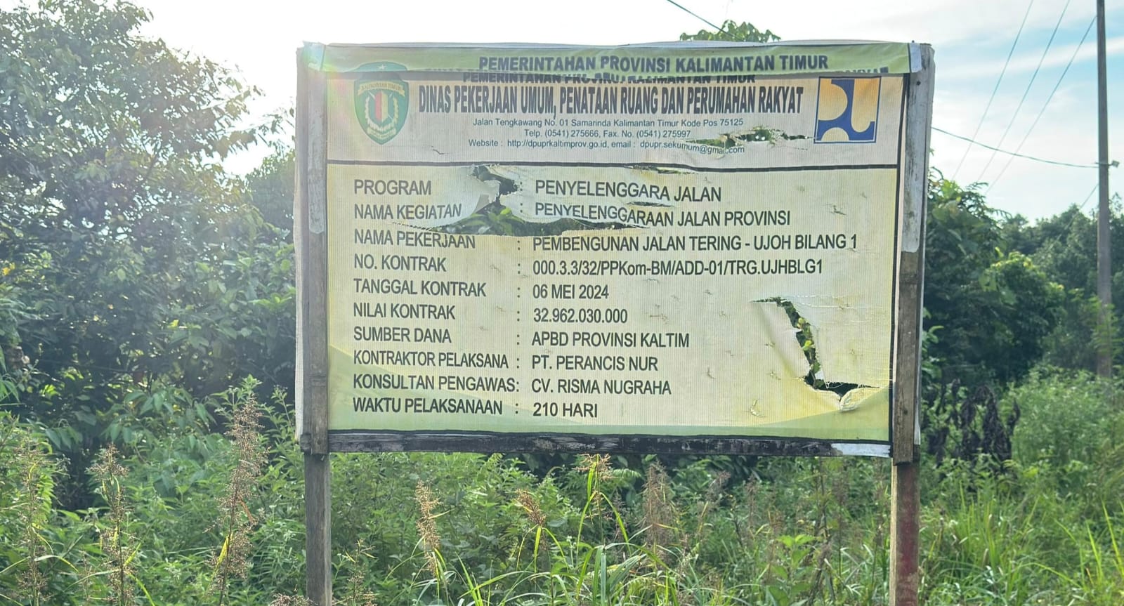 Papan proyek Pembangunan Jalan Tering–Ujoh Bilang 1 Kubar-Mahulu dengan nilai anggaran Rp32,9 miliar. Proyek ini kini disorot setelah bahu jalan semenisasi dilaporkan amblas meski belum genap setahun rampung Foto Istimewa. Penulis: Johansyah Sabtu (18/4/2026).