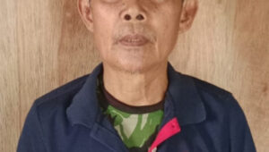 Masri berdiri di atas lahan warisan keluarganya di Penawang yang kini menjadi sengketa. Ia menuntut pengembalian hak atas tanah seluas 25,2 hektare yang diduga dikuasai di luar HGU PT KAL. Rabu (22/4/2026). Penulis: Johansyah