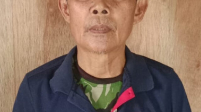 Masri berdiri di atas lahan warisan keluarganya di Penawang yang kini menjadi sengketa. Ia menuntut pengembalian hak atas tanah seluas 25,2 hektare yang diduga dikuasai di luar HGU PT KAL. Rabu (22/4/2026). Penulis: Johansyah