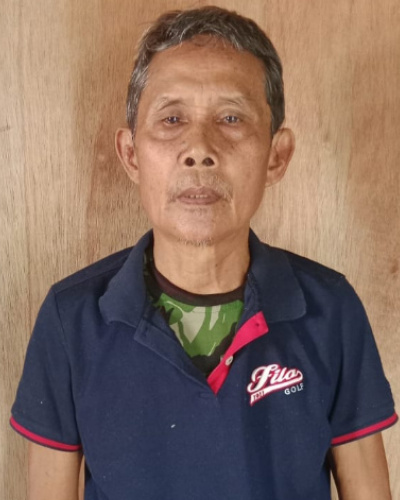 Masri berdiri di atas lahan warisan keluarganya di Penawang yang kini menjadi sengketa. Ia menuntut pengembalian hak atas tanah seluas 25,2 hektare yang diduga dikuasai di luar HGU PT KAL. Rabu (22/4/2026). Penulis: Johansyah