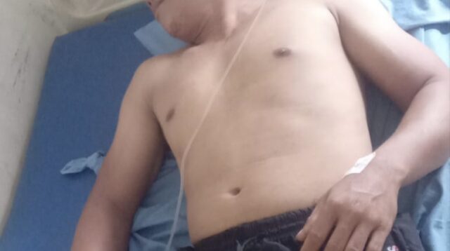 Korban pengeroyokan, Daniel, menjalani perawatan intensif di Puskesmas Tanjung Isuy setelah mengalami luka parah di bagian kepala akibat aksi kekerasan yang terjadi di Kampung Muara Tae, Kecamatan Jempang, Kutai Barat, Senin (27/4/2026) malam. Penulis: Johansyah