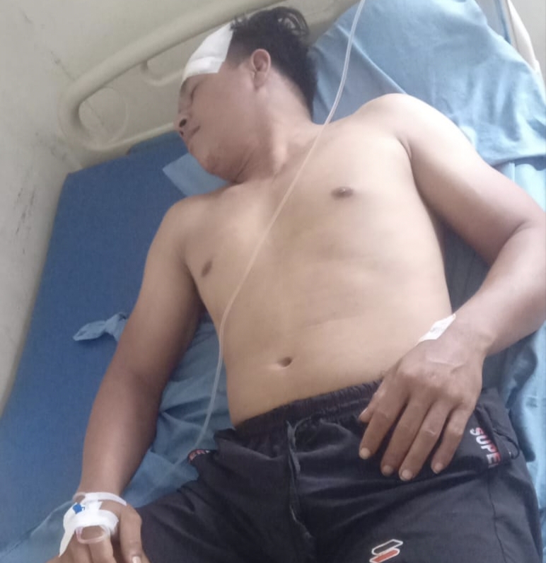 Korban pengeroyokan, Daniel, menjalani perawatan intensif di Puskesmas Tanjung Isuy setelah mengalami luka parah di bagian kepala akibat aksi kekerasan yang terjadi di Kampung Muara Tae, Kecamatan Jempang, Kutai Barat, Senin (27/4/2026) malam. Penulis: Johansyah