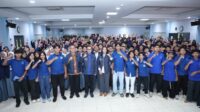 Deputi Pemberdayaan Masyarakat BNN RI, Aldrin Hutabarat, berfoto bersama peserta Kongres ke-IV Blok Pelajar Politik Merdeka (BP2M) di PPSDM BNN, Bogor, Jawa Barat, Sabtu (30/5). Kegiatan tersebut menjadi bagian dari penguatan Program Ananda Bersinar dalam membangun generasi muda yang berintegritas dan bebas dari penyalahgunaan narkotika.