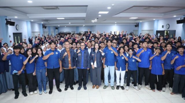 Deputi Pemberdayaan Masyarakat BNN RI, Aldrin Hutabarat, berfoto bersama peserta Kongres ke-IV Blok Pelajar Politik Merdeka (BP2M) di PPSDM BNN, Bogor, Jawa Barat, Sabtu (30/5). Kegiatan tersebut menjadi bagian dari penguatan Program Ananda Bersinar dalam membangun generasi muda yang berintegritas dan bebas dari penyalahgunaan narkotika.