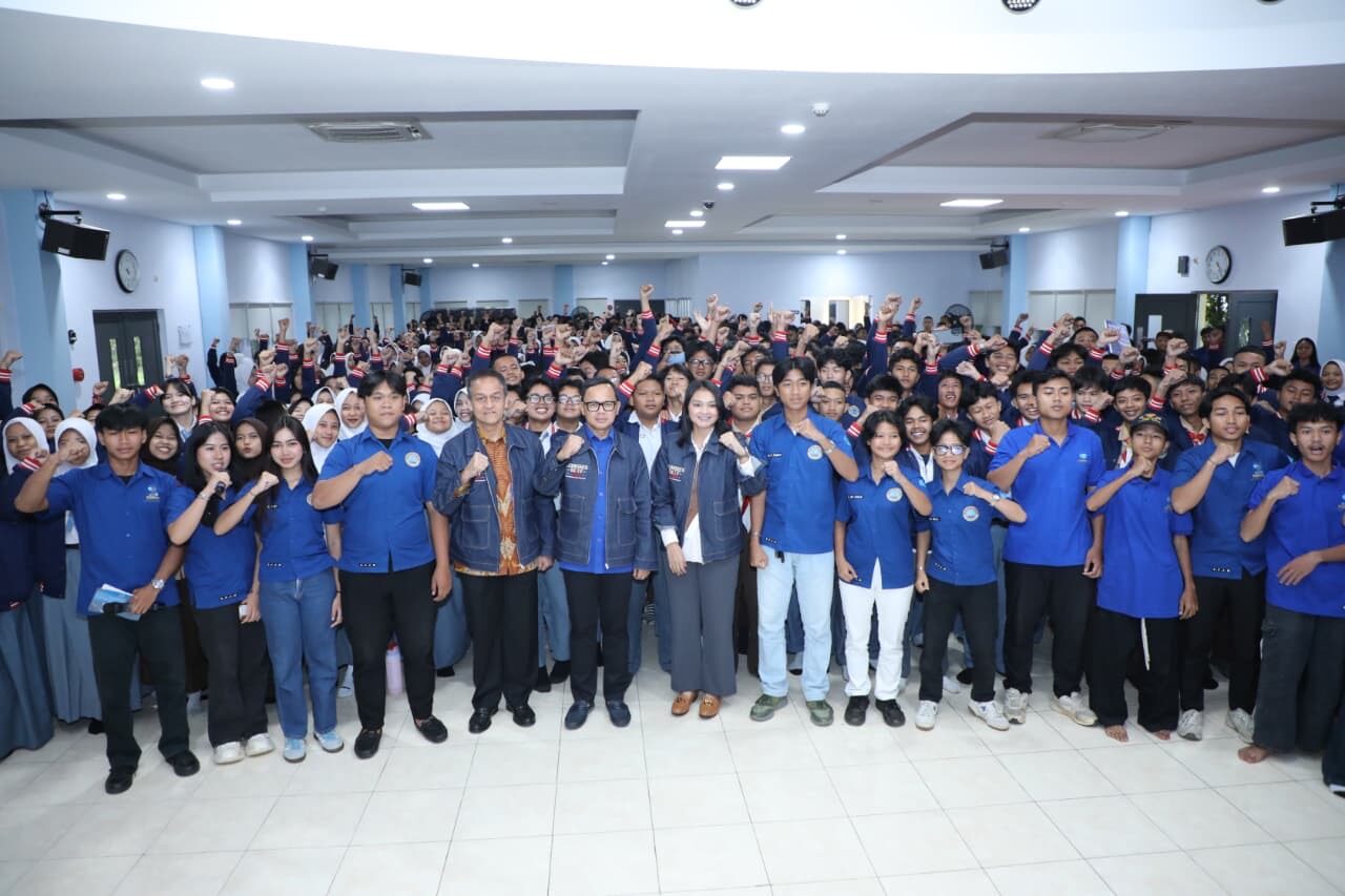 Deputi Pemberdayaan Masyarakat BNN RI, Aldrin Hutabarat, berfoto bersama peserta Kongres ke-IV Blok Pelajar Politik Merdeka (BP2M) di PPSDM BNN, Bogor, Jawa Barat, Sabtu (30/5). Kegiatan tersebut menjadi bagian dari penguatan Program Ananda Bersinar dalam membangun generasi muda yang berintegritas dan bebas dari penyalahgunaan narkotika.