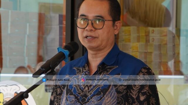 Penjabat Sekretaris Kabupaten (Pj Sekkab) Kutai Barat, Kamius Junaidi, saat meresmikan Toko Papa Cookies Kubar di Kelurahan Melak Ulu, Kecamatan Melak, Sabtu (9/5/2026). Peresmian tersebut menjadi simbol tumbuhnya optimisme dunia usaha dan penguatan sektor perdagangan di era kepemimpinan Frederick Edwin Thomas dan Nanang Adriani.