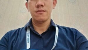 Keterangan Foto: Advokat Yahya Tonang, dikenal dengan julukan “Master Beruk Kalimantan”, saat memberikan keterangan terkait perkembangan kasus dugaan penggelapan lahan plasma masyarakat Muara Siram, Kecamatan Bongan, Kabupaten Kutai Barat.